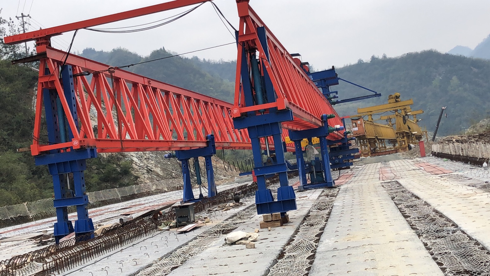 湖北十堰，十巫高速三標(biāo)，采購(gòu)我廠的JQ40-180新式架橋機(jī)