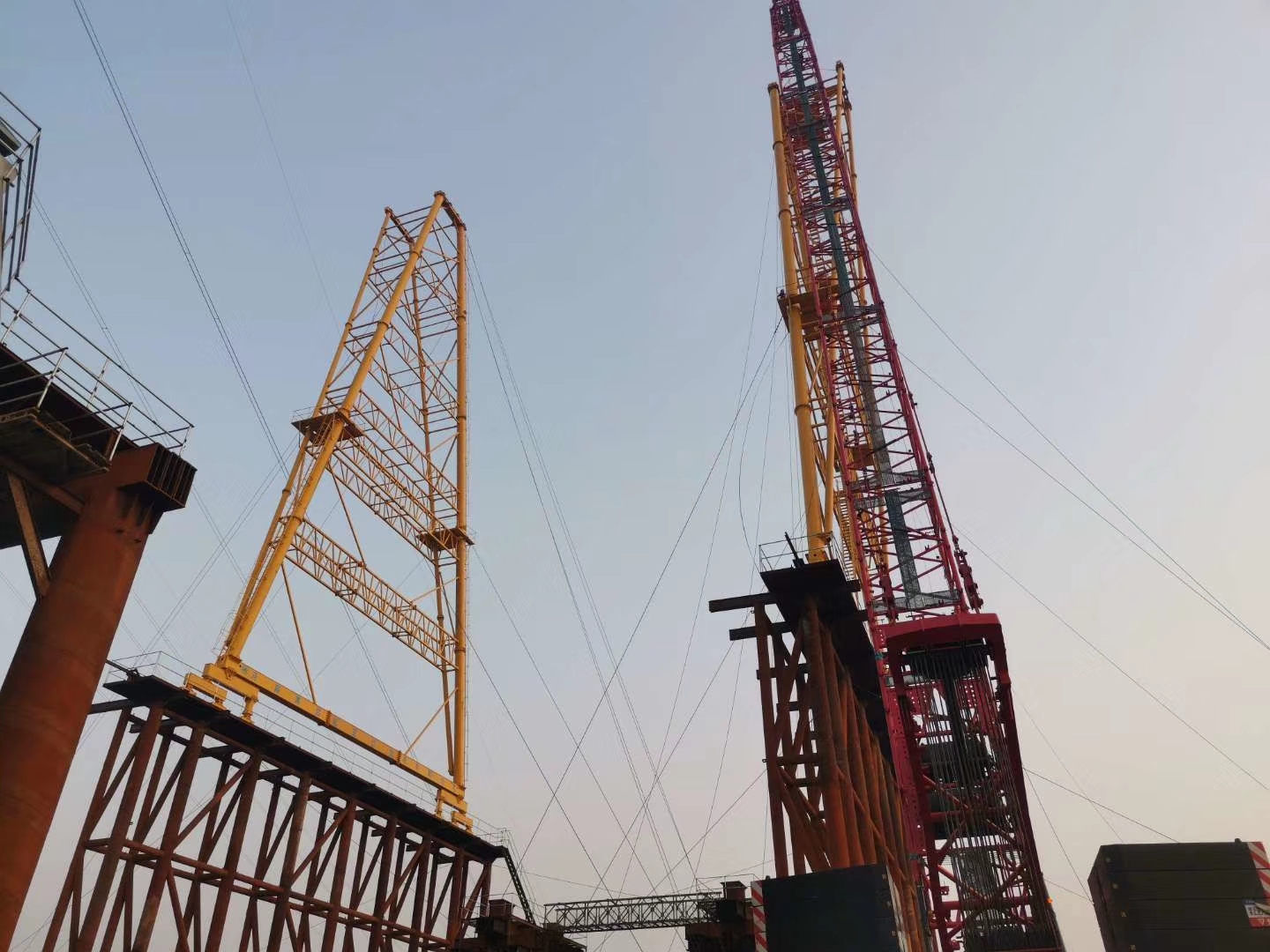 中交二公局濟(jì)南跨黃河橋項(xiàng)目，MG120噸-36米跨-54米高龍門吊，