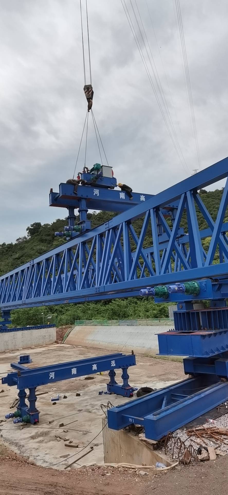 黃岡華鑫建筑勞務(wù)有限公司，深圳寶安區(qū)石清大道一期道路工程上跨廣深客運(yùn)專線橋梁工程，采購全新式QYLQ50m-220t架橋機(jī)